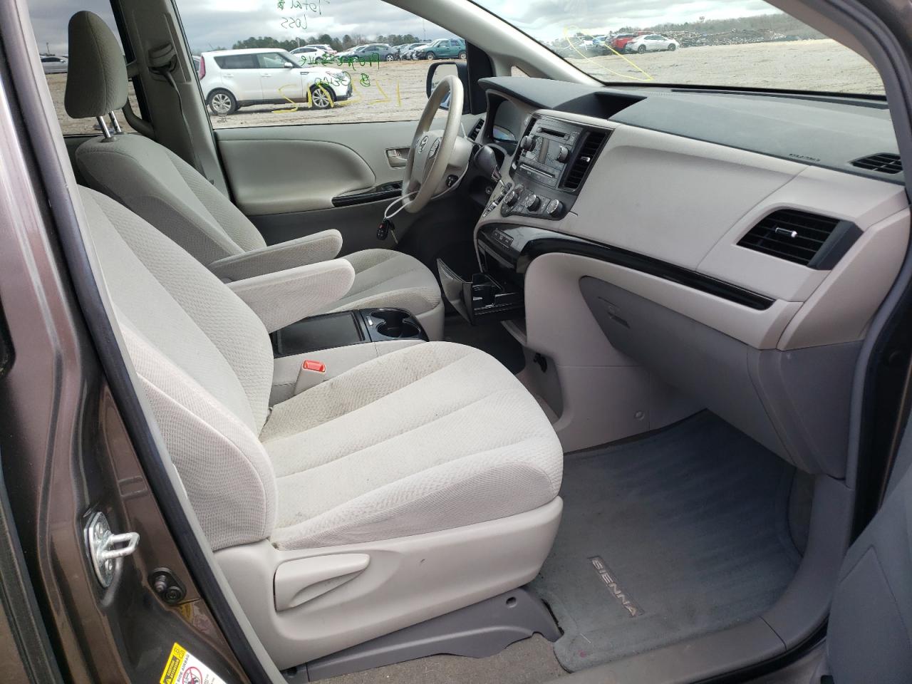 Photo 5 from auction – 2012 TOYOTA SIENNA LE with VIN 5TDKK3DC5CS239005