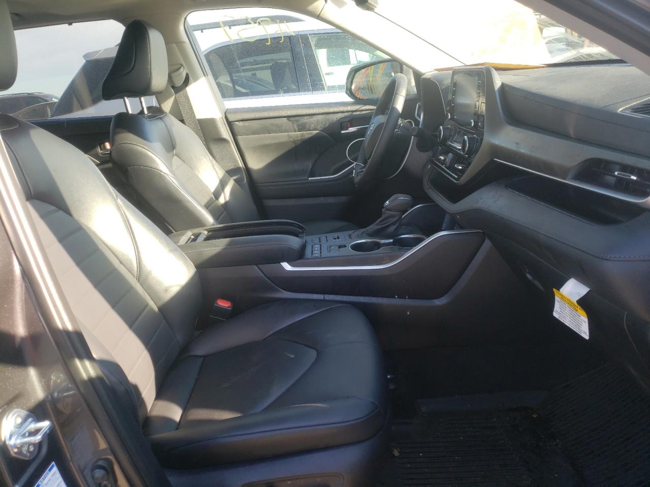 Photo 5 from auction – 2021 TOYOTA HIGHLANDER with VIN 5TDHZRBH1MS159239