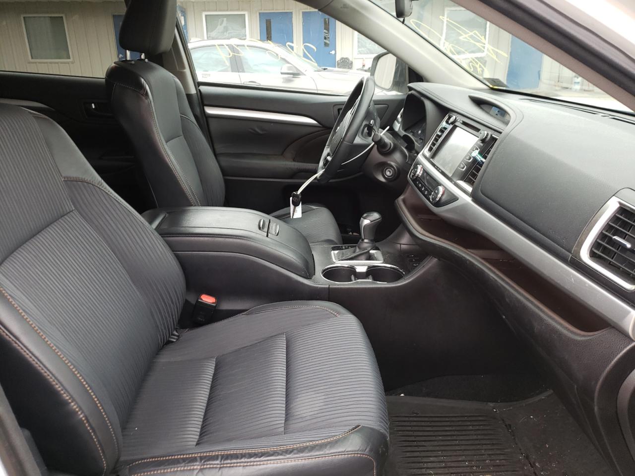 Photo 5 from auction – 2016 TOYOTA HIGHLANDER with VIN 5TDBKRFH6GS225065