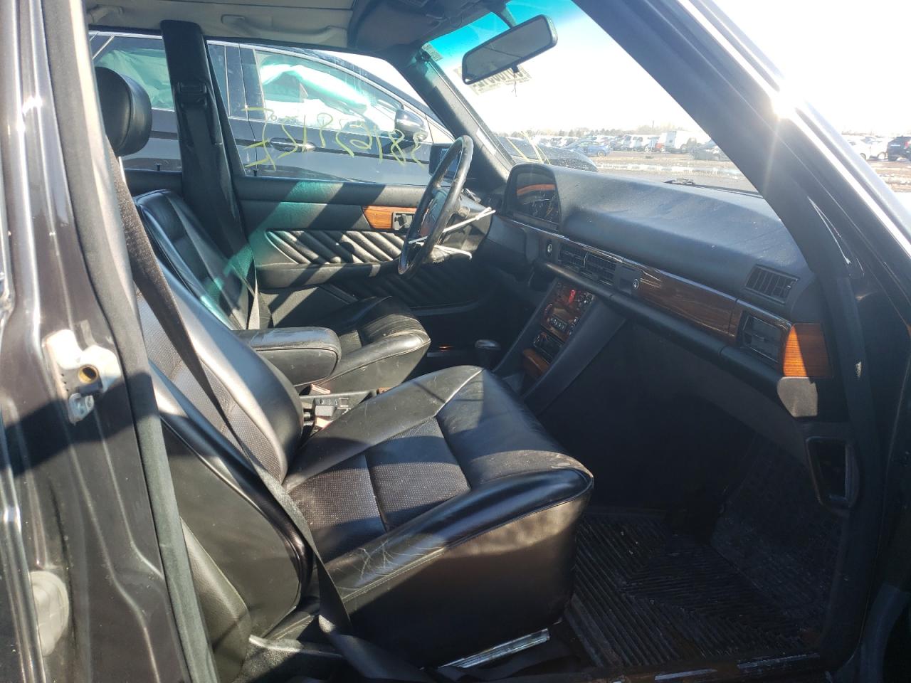 Photo 5 from auction – 1990 MERCEDES-BENZ 300 SE with VIN WDBCA24D2LA538988