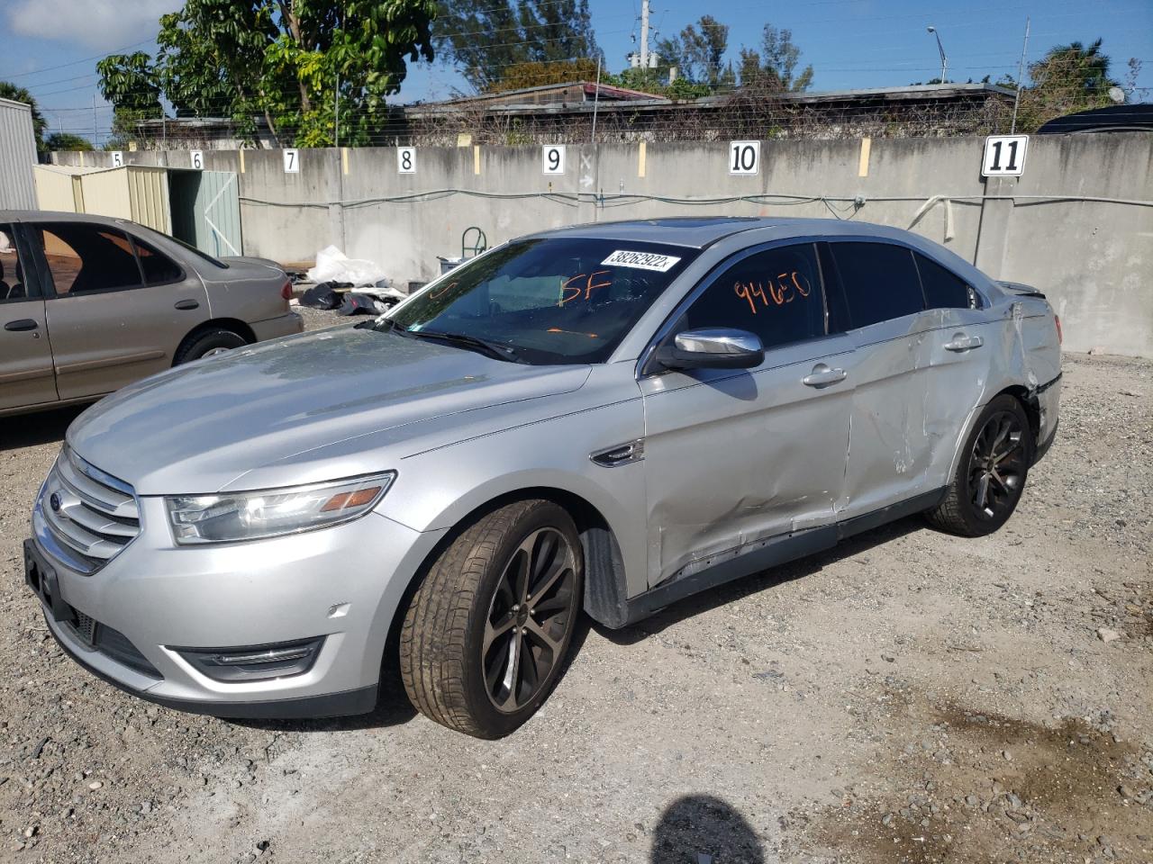 Photo 2 from auction – 2014 FORD TAURUS LIM with VIN 1FAHP2F91EG137520