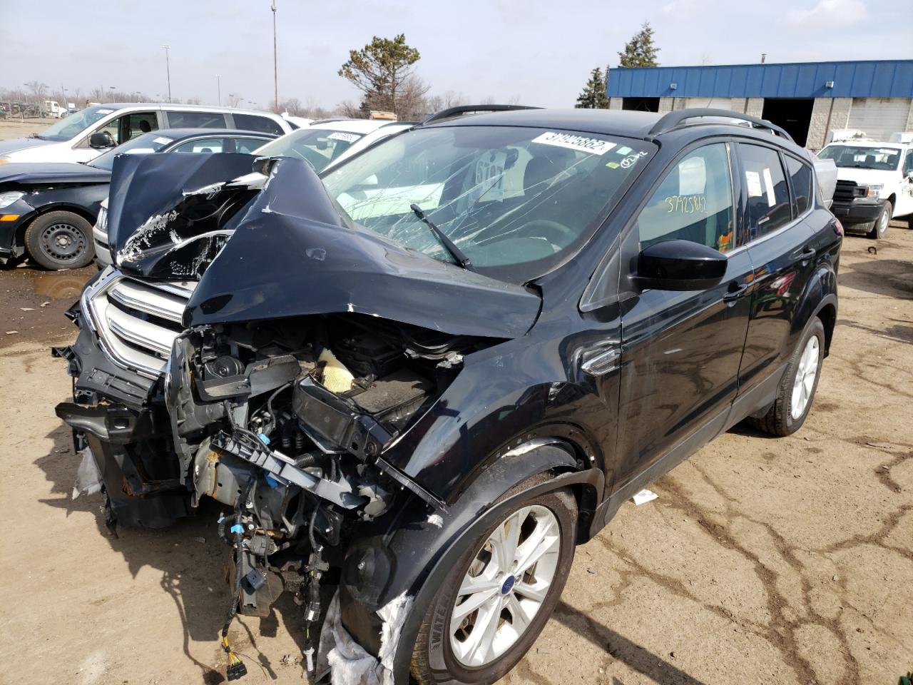 صورة رقم 2 من المزاد - 2018 FORD ESCAPE SE مع VIN 1FMCU9GD8JUC85583