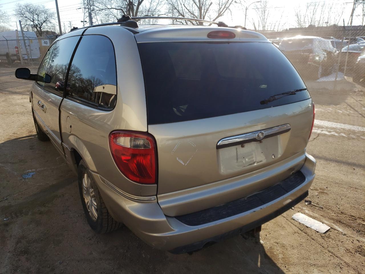 Photo 3 from auction – 2005 CHRYSLER TOWN & COU with VIN 2C4GP54L25R166514
