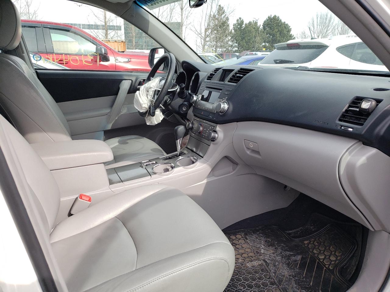 Photo 5 from auction – 2013 TOYOTA HIGHLANDER with VIN 5TDBK3EH2DS197095