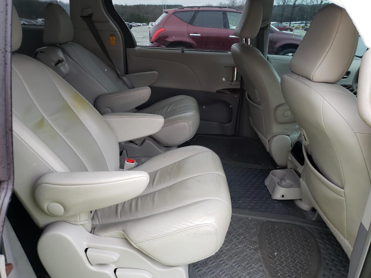 Photo 6 from auction – 2014 TOYOTA SIENNA XLE with VIN 5TDYK3DC6ES448928
