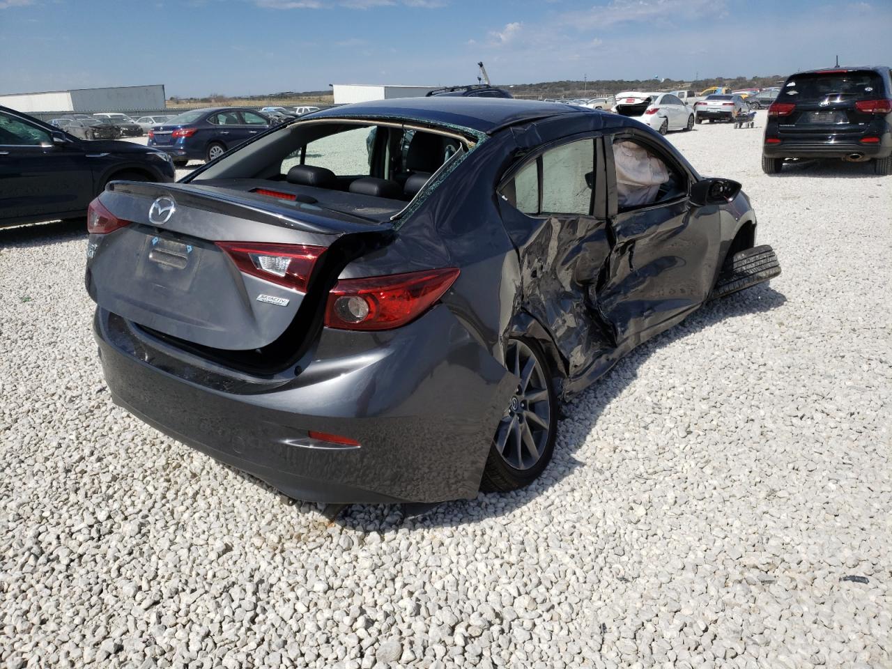Photo 4 from auction – 2018 MAZDA 3 TOURING with VIN 3MZBN1V38JM266123