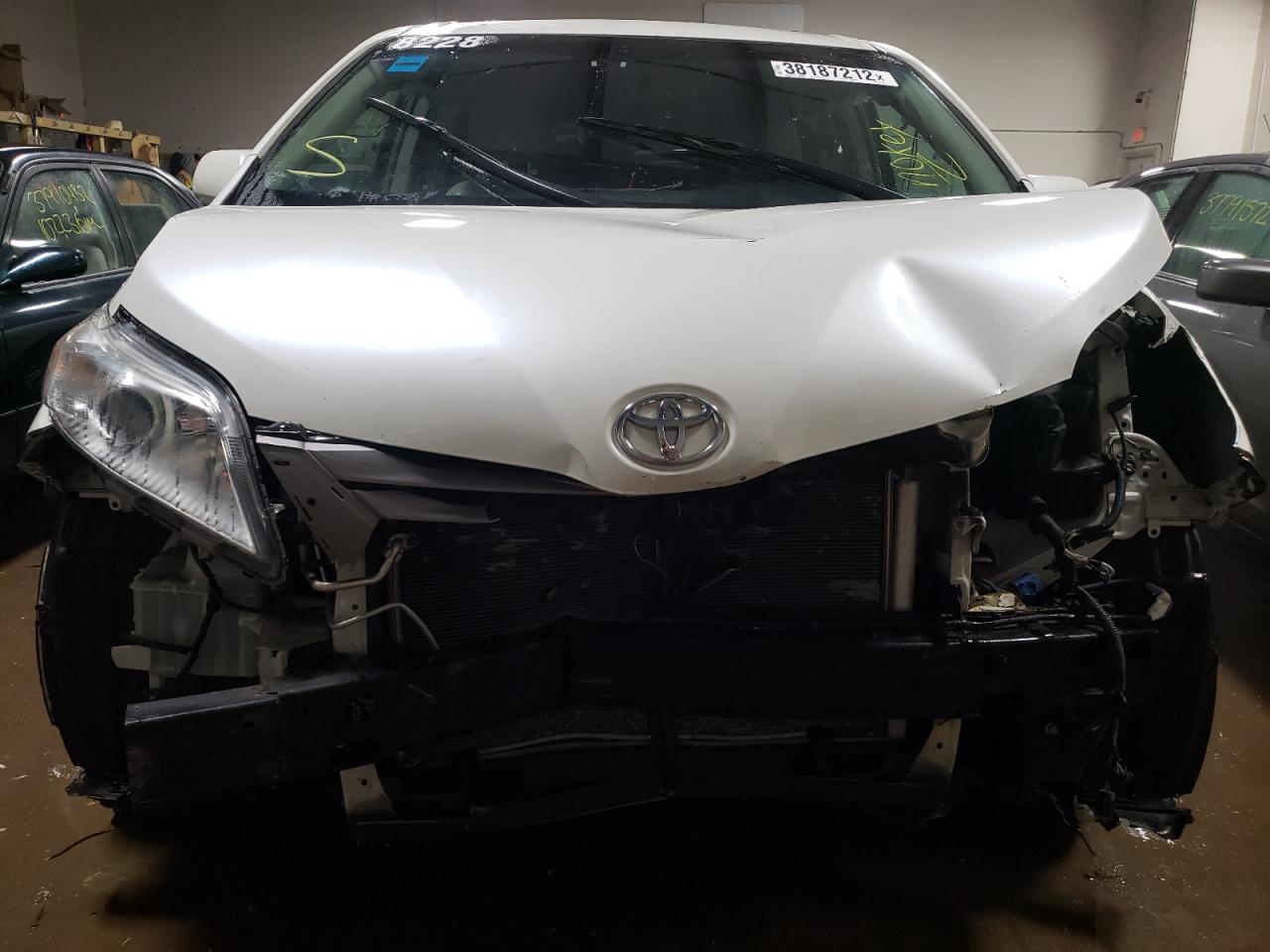 Photo 9 from auction – 2015 TOYOTA SIENNA XLE with VIN 5TDYK3DC5FS603129