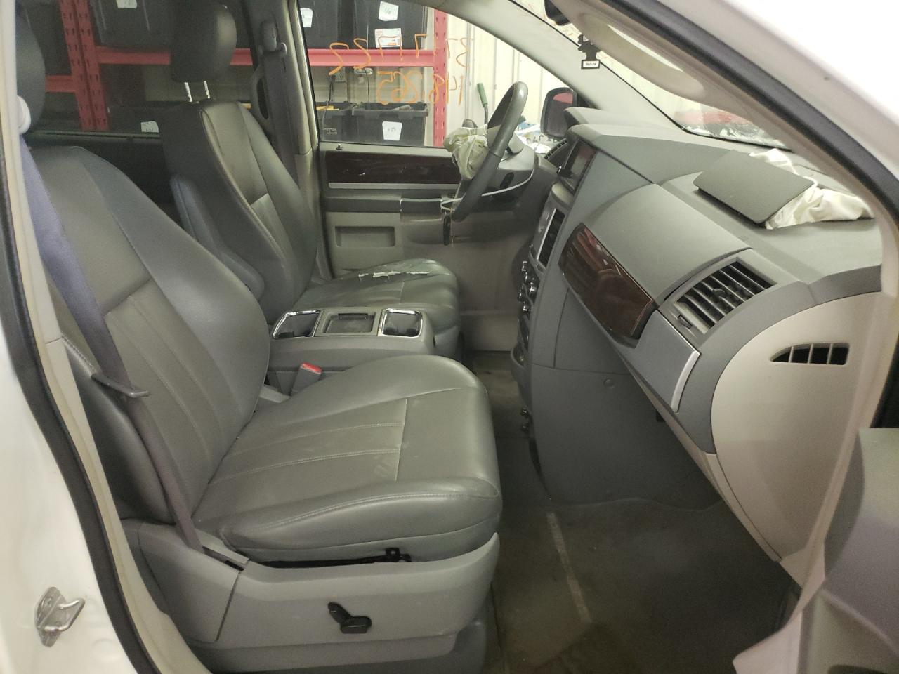 Photo 5 from auction – 2010 CHRYSLER TOWN & COU with VIN 2A4RR5D11AR109744
