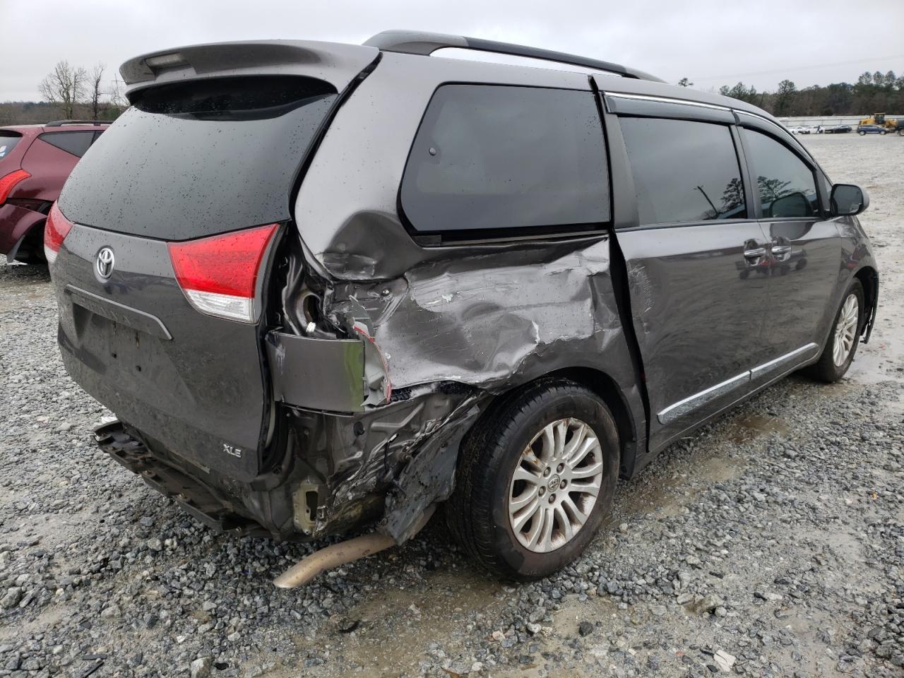 Photo 4 from auction – 2014 TOYOTA SIENNA XLE with VIN 5TDYK3DC6ES448928