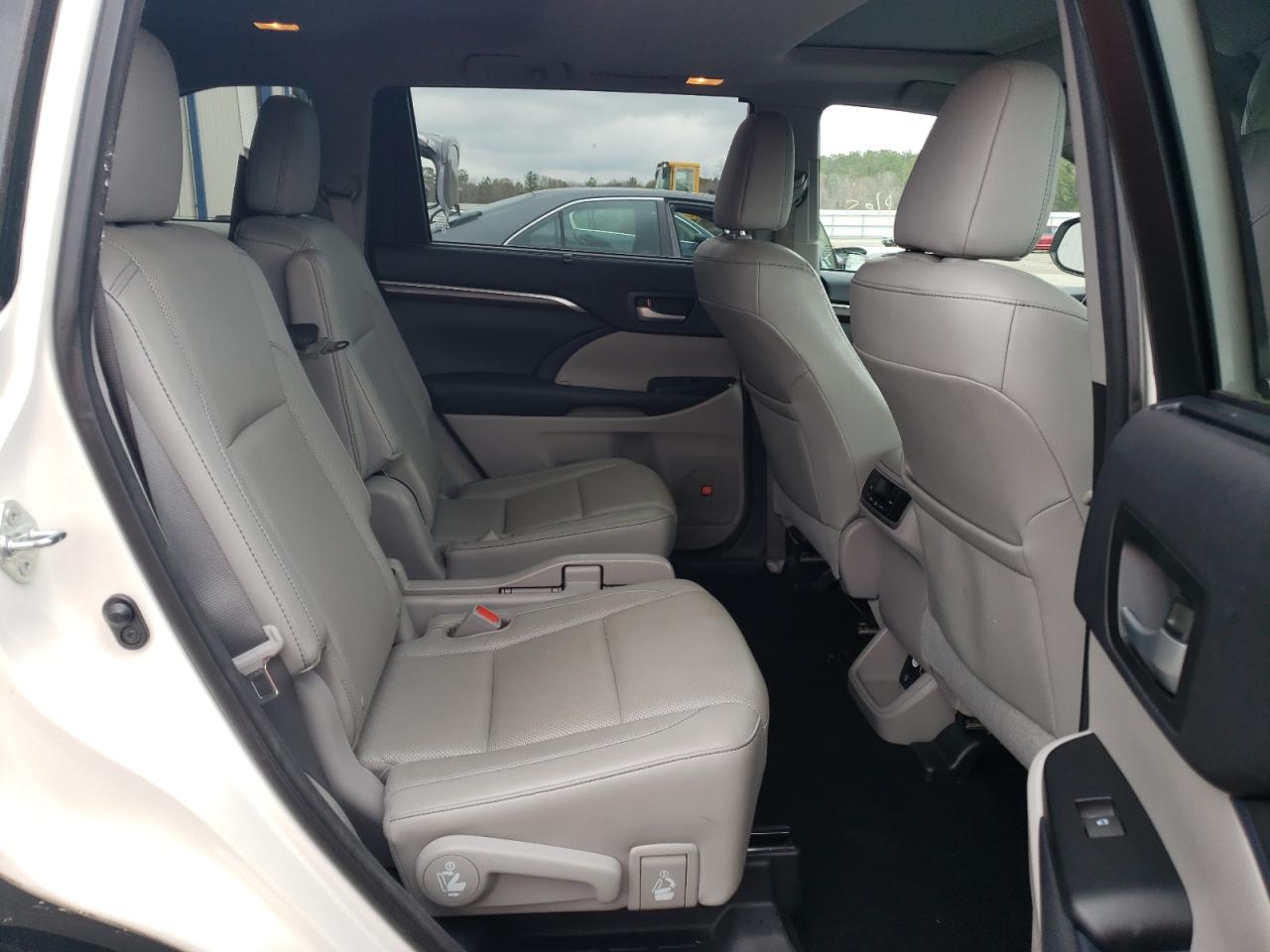 Photo 6 from auction – 2015 TOYOTA HIGHLANDER with VIN 5TDDKRFH9FS152104