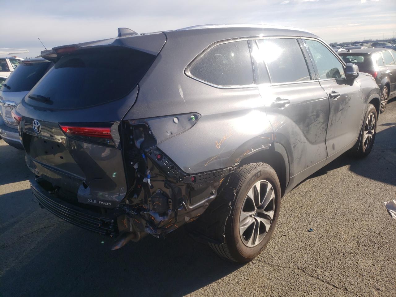 Photo 4 from auction – 2021 TOYOTA HIGHLANDER with VIN 5TDHZRBH1MS159239