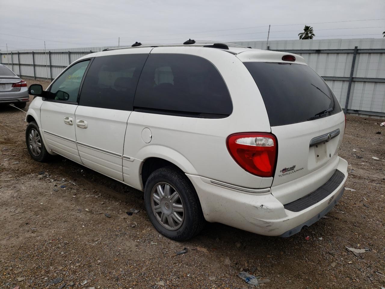 Photo 3 from auction – 2005 CHRYSLER TOWN & COU with VIN 2C8GP64L25R233858