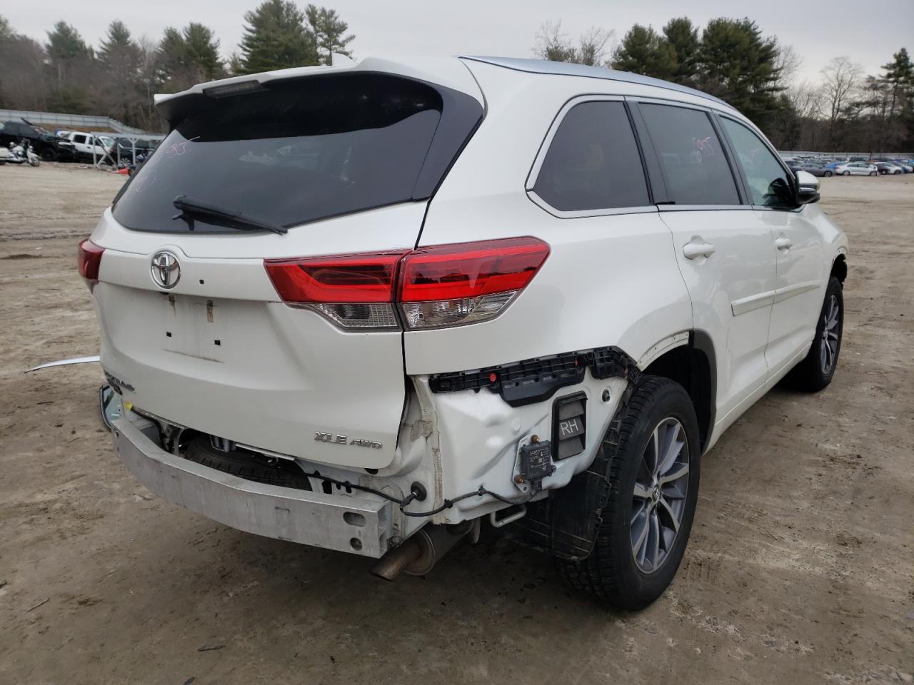 Photo 4 from auction – 2018 TOYOTA HIGHLANDER with VIN 5TDJZRFH2JS861819