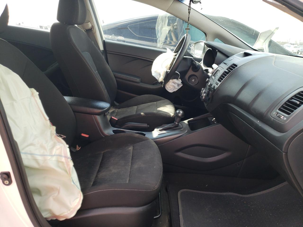 Photo 5 from auction – 2016 KIA FORTE LX with VIN KNAFK4A60G5593609