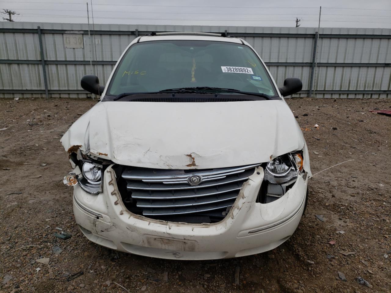 Photo 9 from auction – 2005 CHRYSLER TOWN & COU with VIN 2C8GP64L25R233858