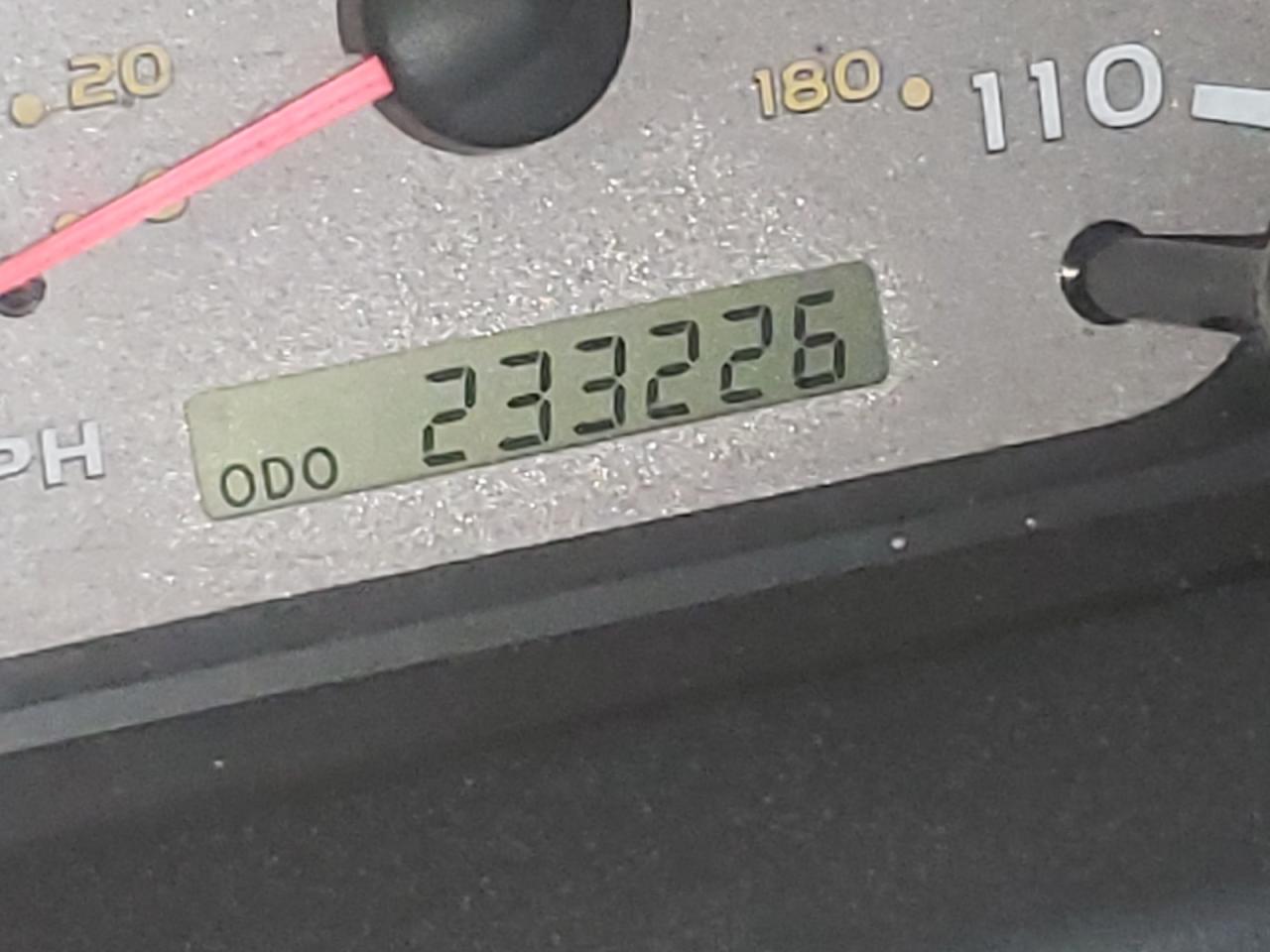 Photo 8 from auction – 2002 TOYOTA SEQUOIA LI with VIN 5TDBT48A32S070449