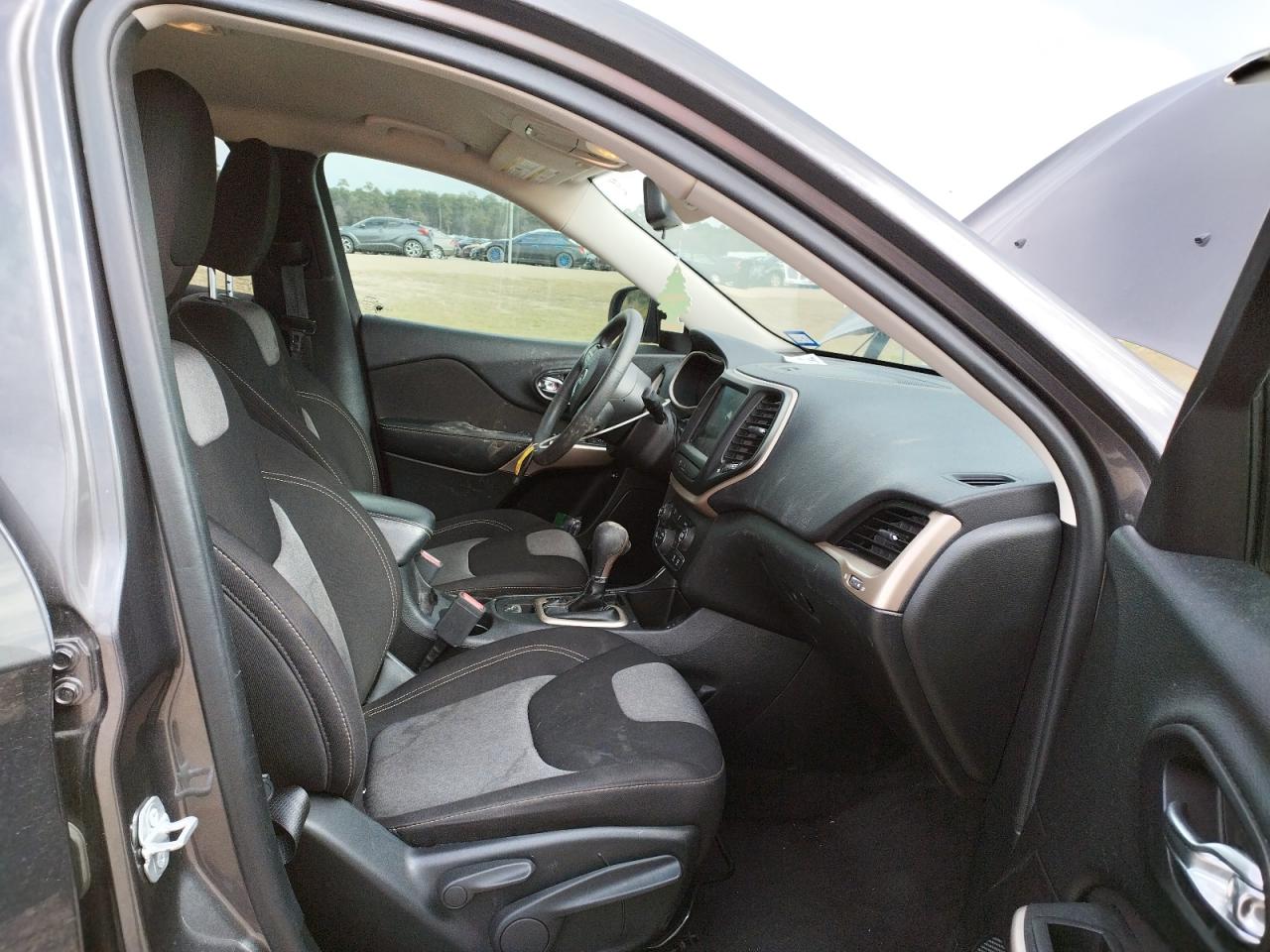 Photo 5 from auction – 2018 JEEP CHEROKEE L with VIN 1C4PJLCB5JD588918