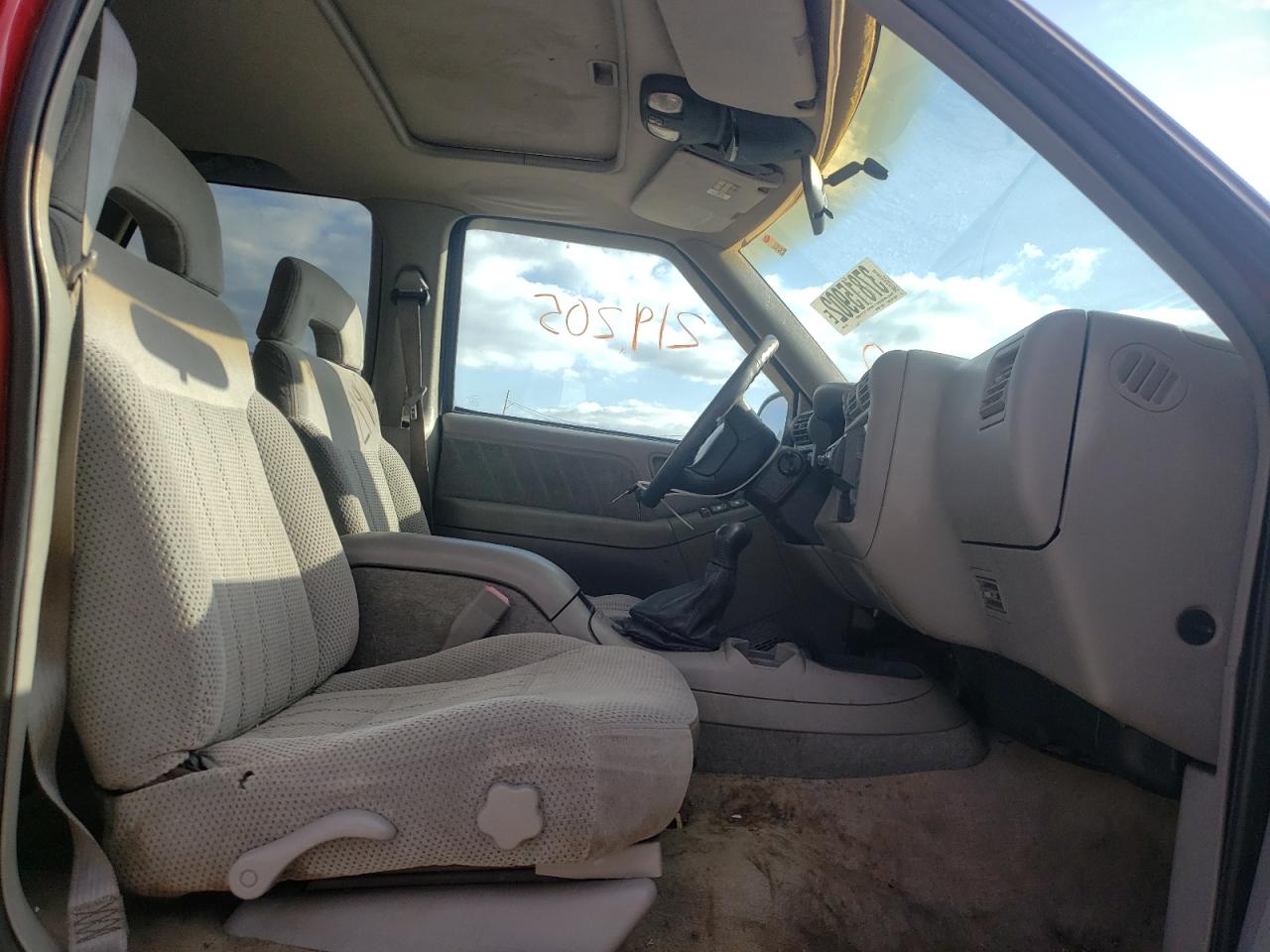 Photo 5 from auction – 1997 CHEVROLET BLAZER with VIN 1GNDT13W2V2239387