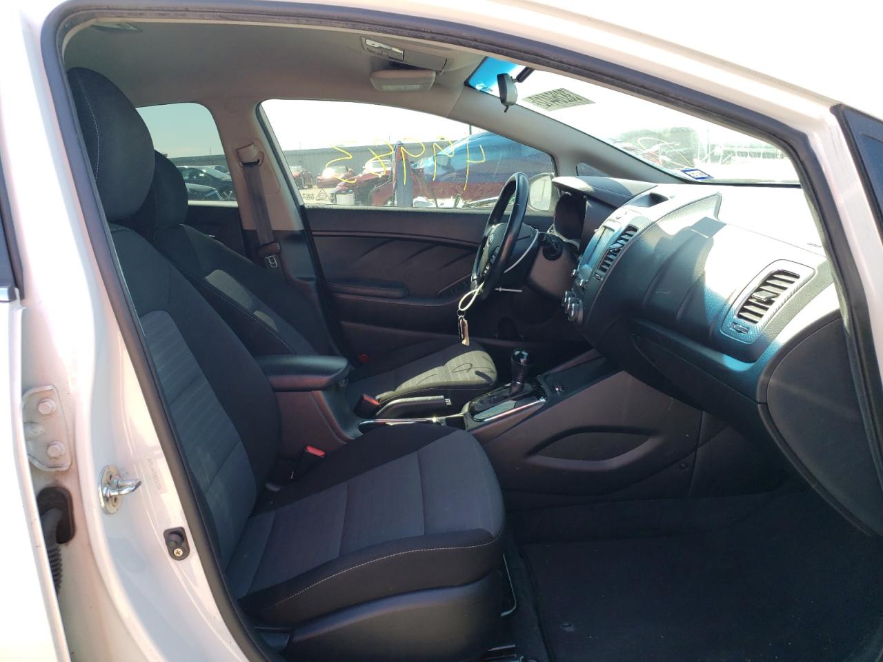 Photo 5 from auction – 2017 KIA FORTE LX with VIN 3KPFL4A70HE151055