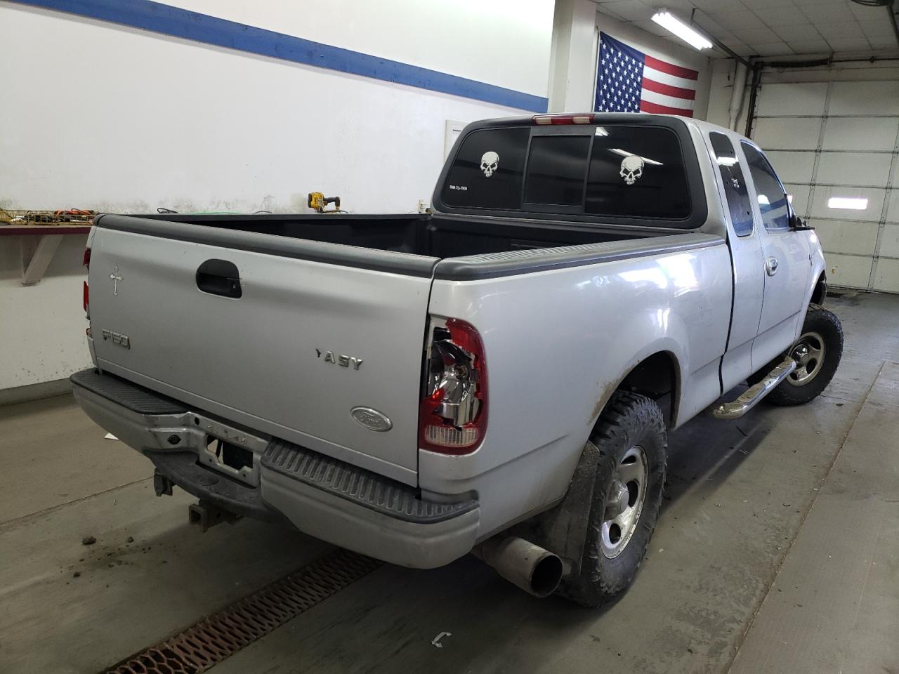 Photo 4 from auction – 2000 FORD F150 with VIN 1FTRX17L7YNC29833
