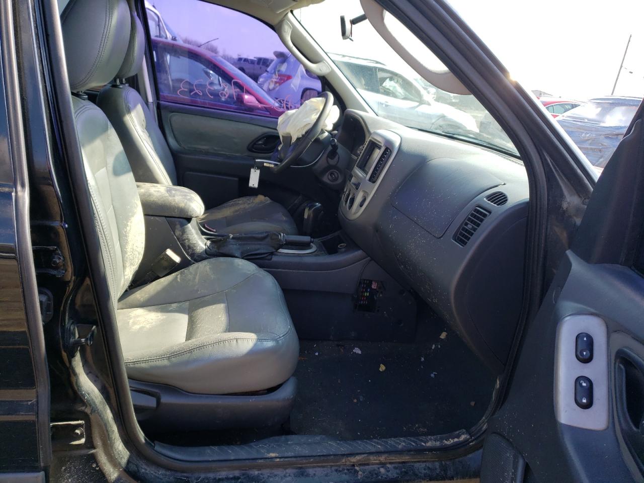 Photo 5 from auction – 2005 FORD ESCAPE XLT with VIN 1FMYU93145KB75732