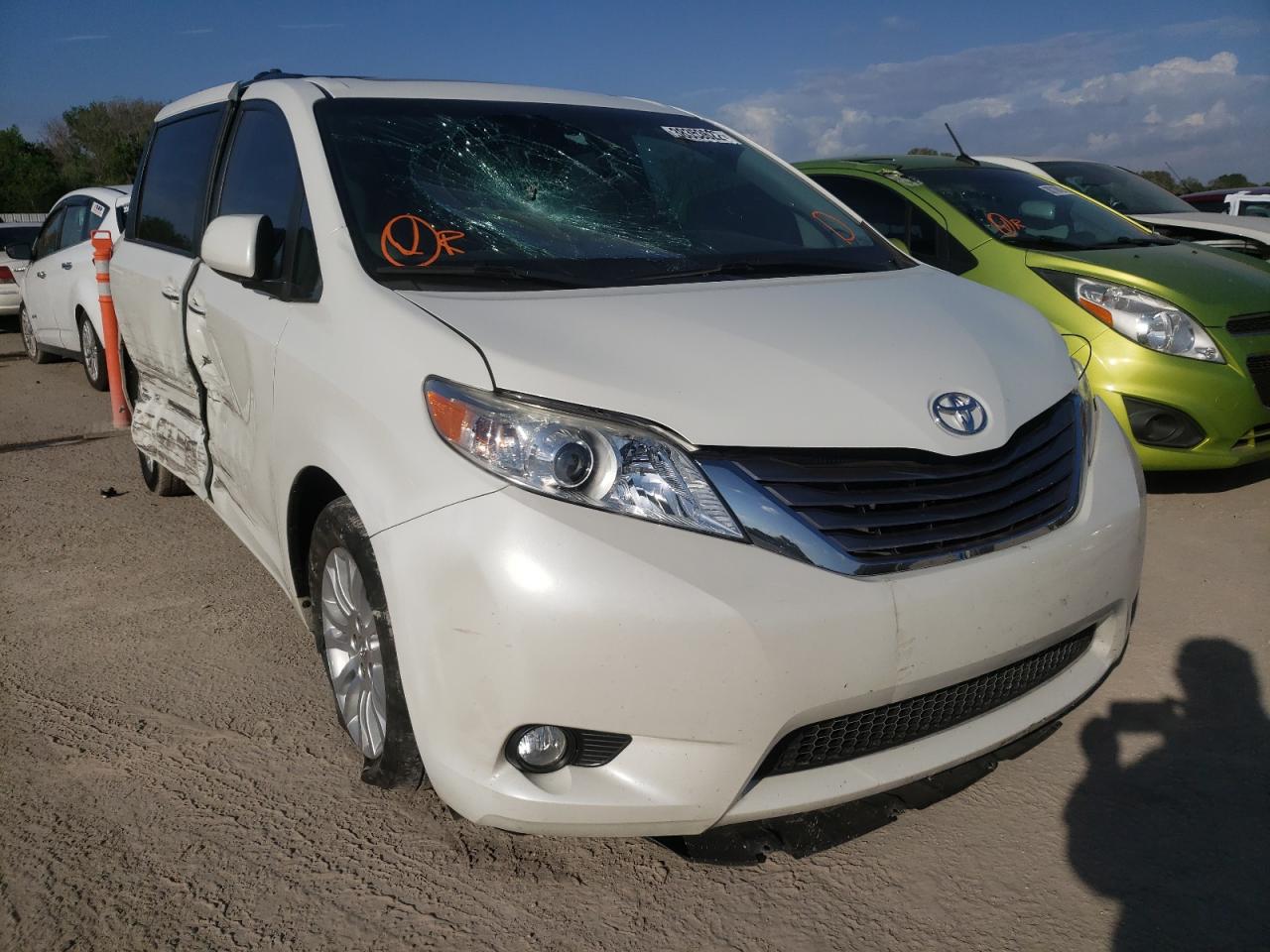 TOYOTA SIENNA XLE 2017 with VIN 5TDYZ3DC7HS860646 - Photo from auction