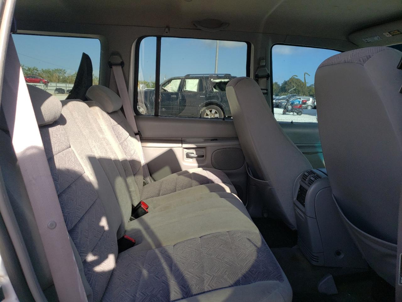 Photo 6 from auction – 2000 FORD EXPLORER X with VIN 1FMZU63E2YZA75114