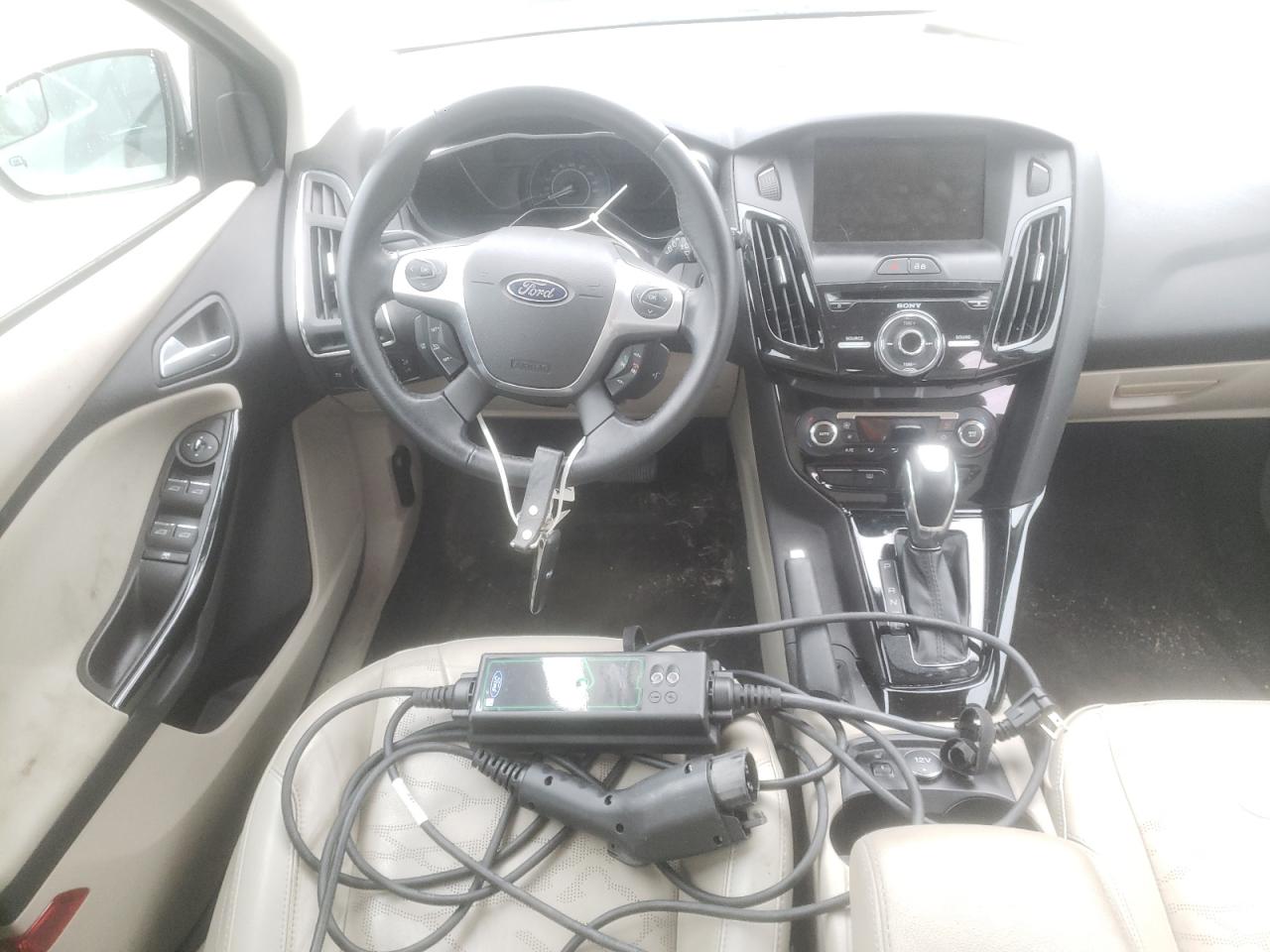 Photo 9 from auction – 2014 FORD FOCUS BEV with VIN 1FADP3R42EL375369