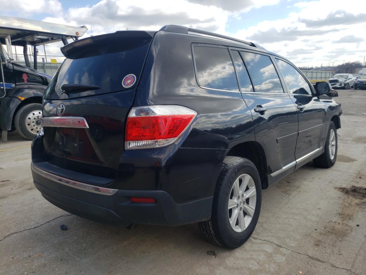 Photo 4 from auction – 2012 TOYOTA HIGHLANDER with VIN 5TDZK3EH4CS068501