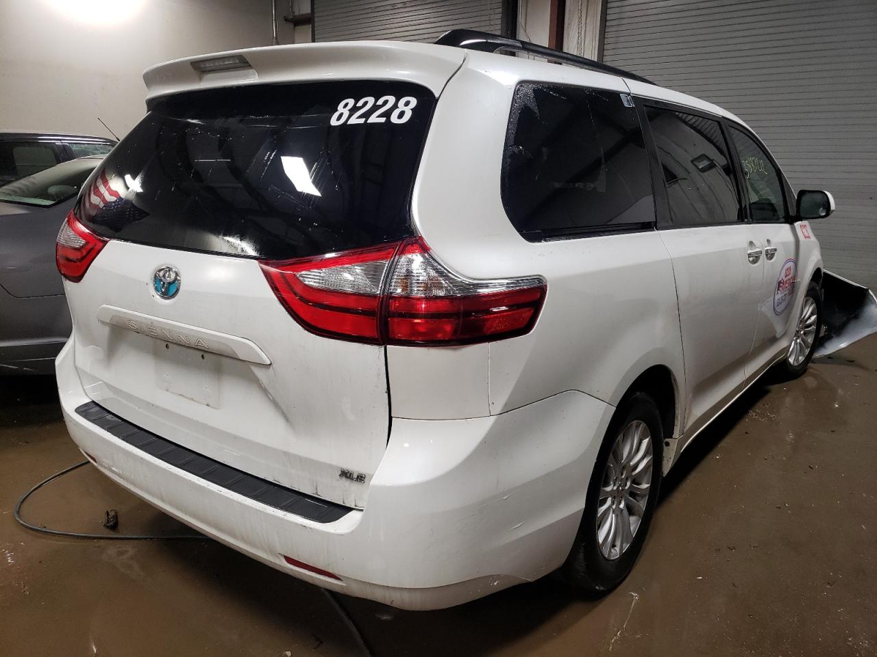 Photo 4 from auction – 2015 TOYOTA SIENNA XLE with VIN 5TDYK3DC5FS603129
