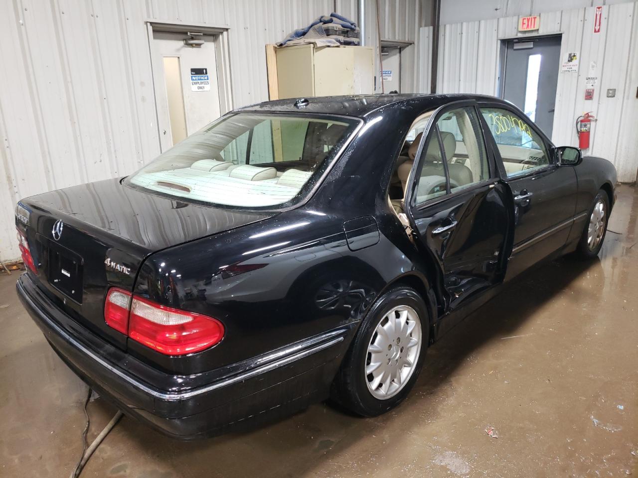 Photo 4 from auction – 2000 MERCEDES-BENZ E 320 4MAT with VIN WDBJF82J1YX032609