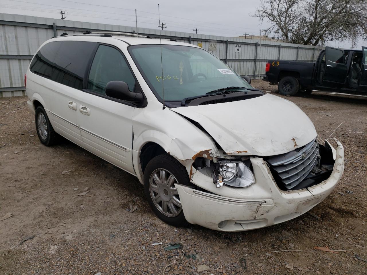 Photo 1 from auction – 2005 CHRYSLER TOWN & COU with VIN 2C8GP64L25R233858