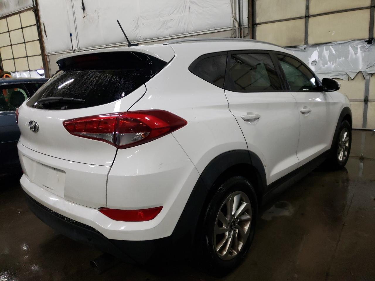 Photo 4 from auction – 2016 HYUNDAI TUCSON LIM with VIN KM8J33A43GU028517