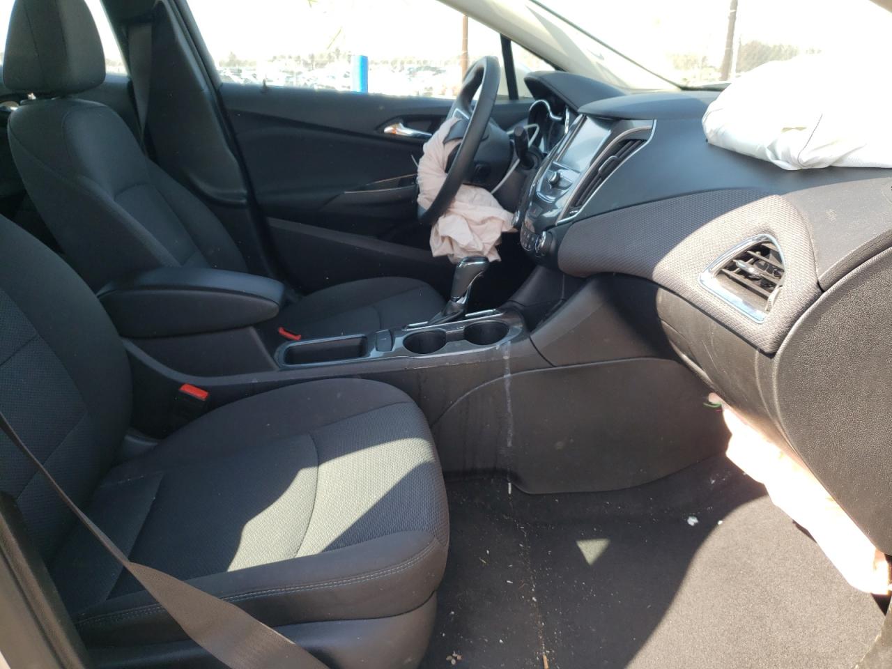 Photo 5 from auction – 2018 CHEVROLET CRUZE LT with VIN 3G1BE6SMXJS636876