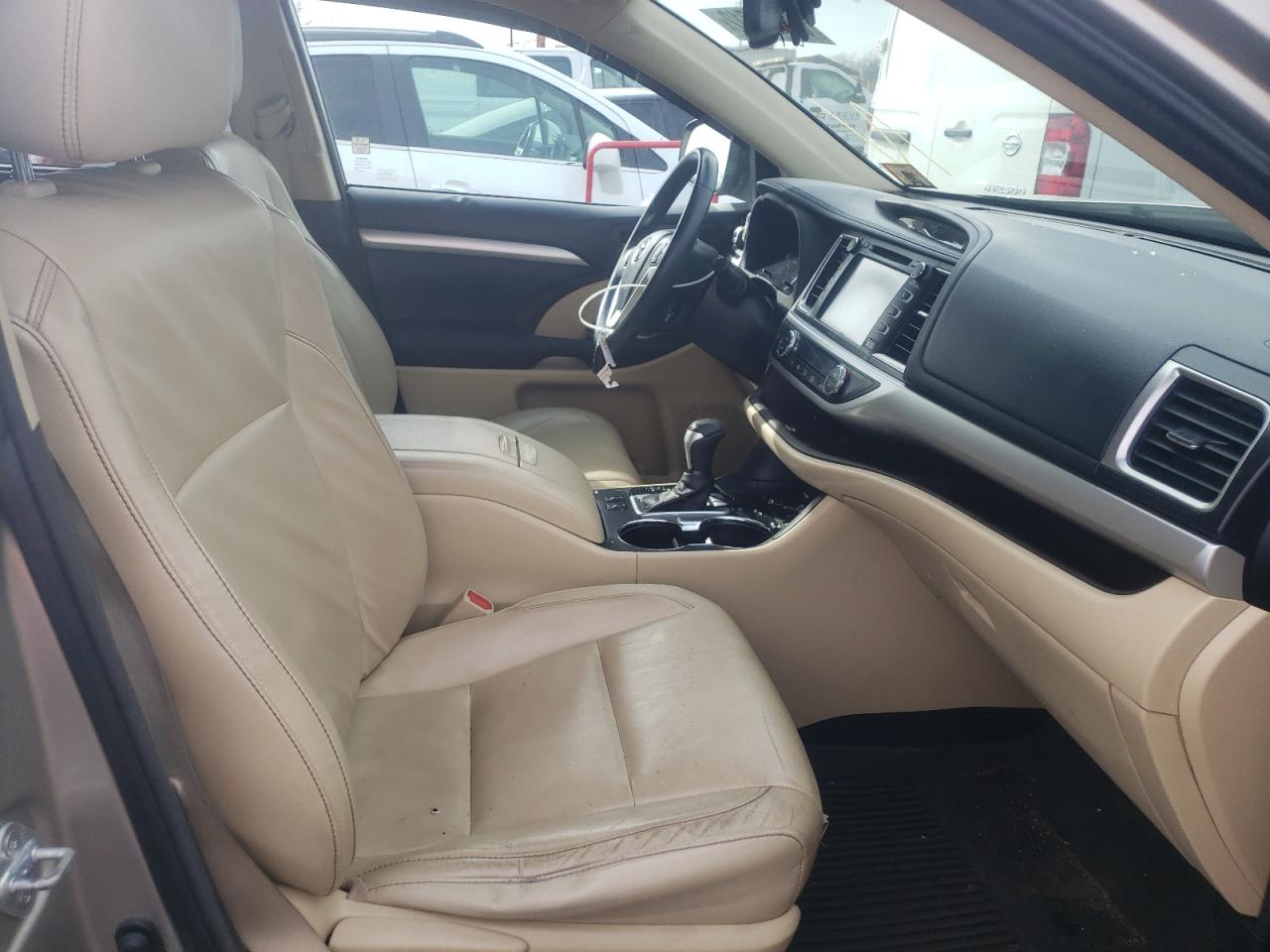 Photo 5 from auction – 2015 TOYOTA HIGHLANDER with VIN 5TDJKRFH8FS072831