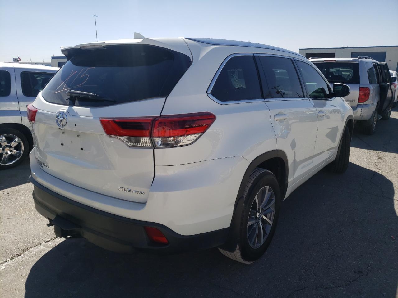 Photo 4 from auction – 2017 TOYOTA HIGHLANDER with VIN 5TDJZRFH1HS519465