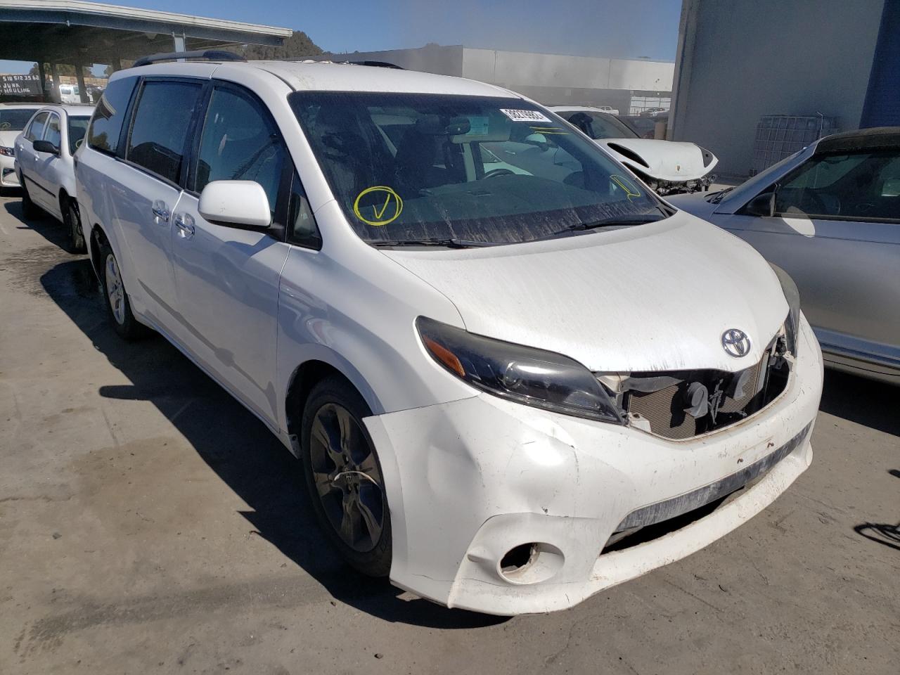 TOYOTA SIENNA SE 2016 with VIN 5TDXK3DC9GS697903 - Photo from auction