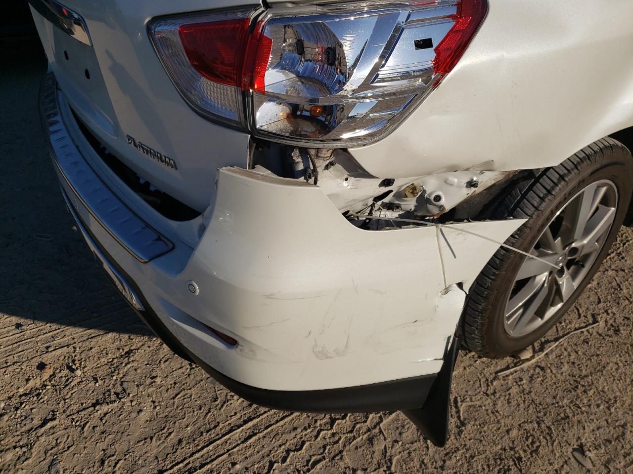 Photo 9 from auction – 2015 NISSAN PATHFINDER with VIN 5N1AR2MN4FC661710