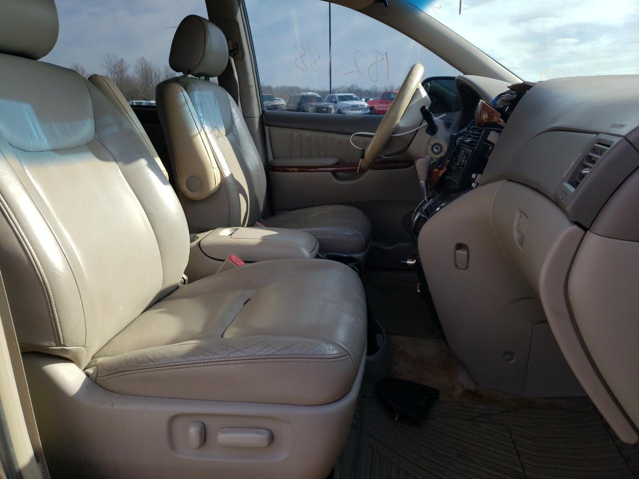 Photo 5 from auction – 2005 TOYOTA SIENNA XLE with VIN 5TDBA22C05S048689