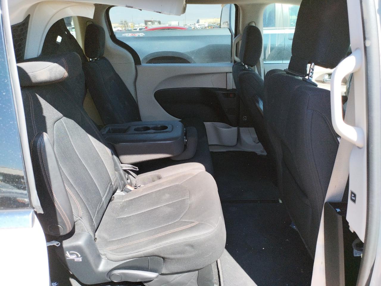 Photo 6 from auction – 2017 CHRYSLER PACIFICA T with VIN 2C4RC1DG0HR654302