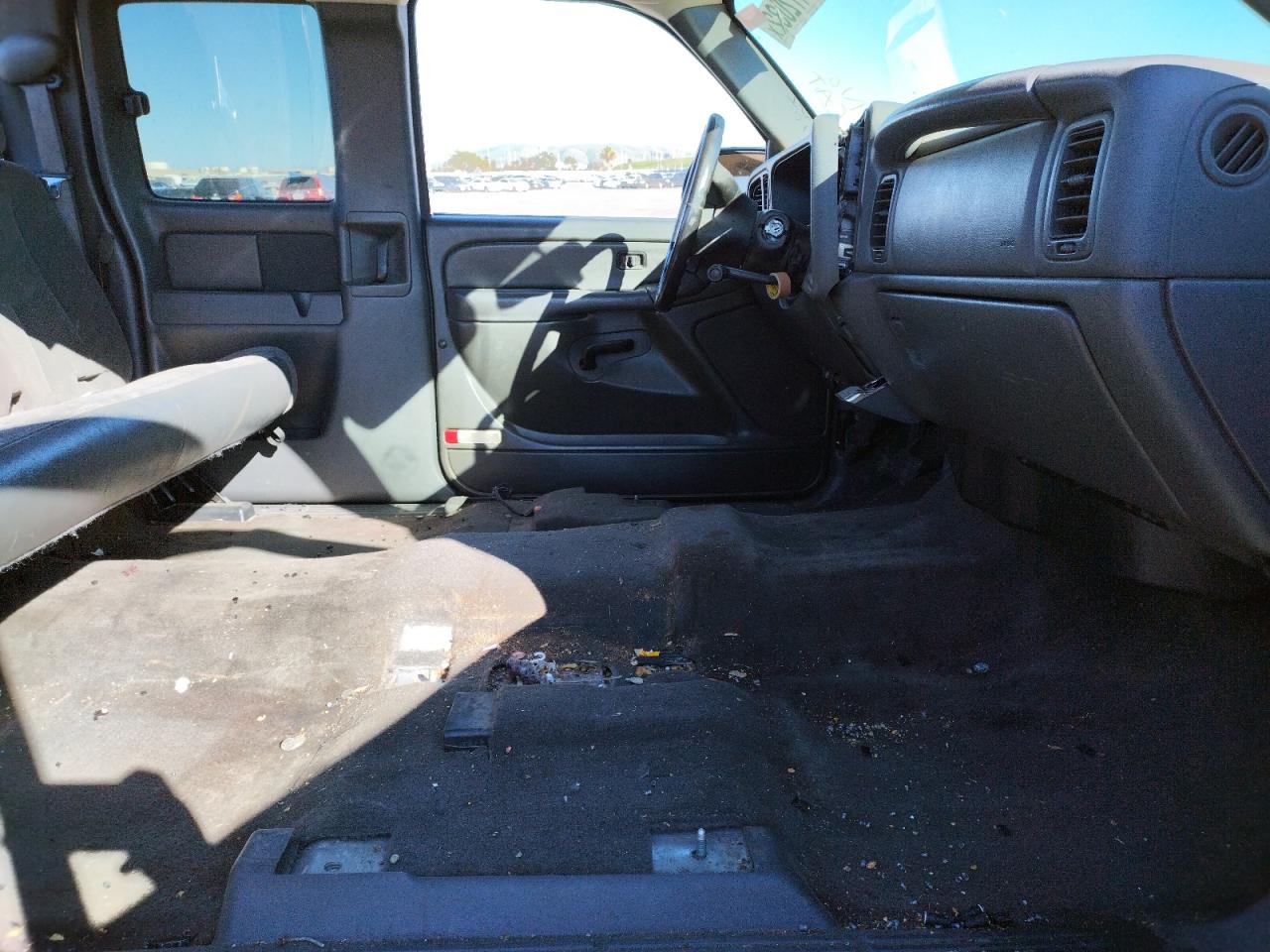 Photo 5 from auction – 2006 CHEVROLET SILVERADO with VIN 1GCHK29U56E146047