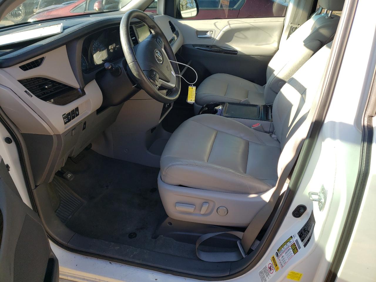 Photo 5 from auction – 2017 TOYOTA SIENNA XLE with VIN 5TDYZ3DC7HS834497