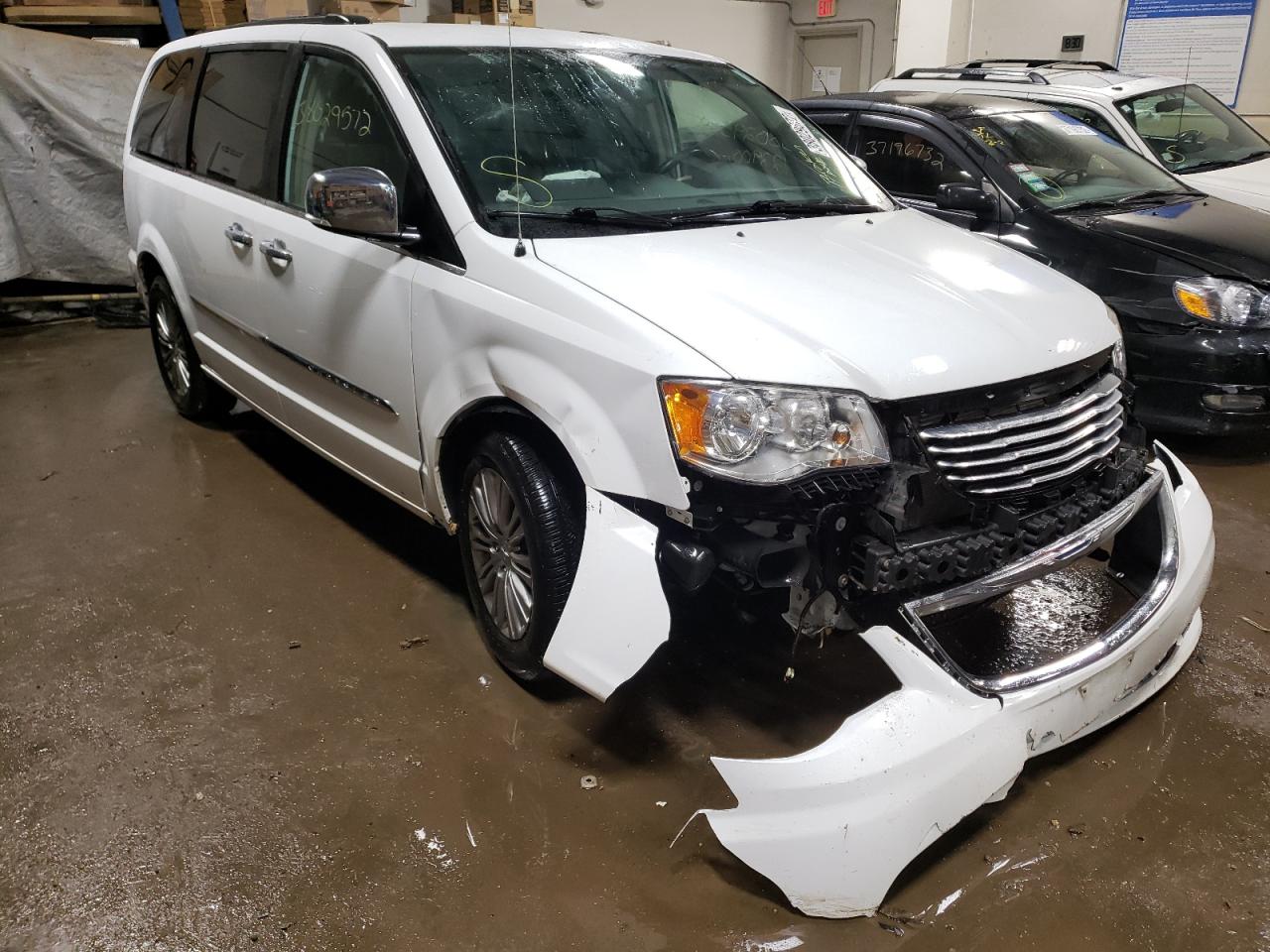 CHRYSLER TOWN & COU 2015 with VIN 2C4RC1CG3FR535237 - Photo from auction
