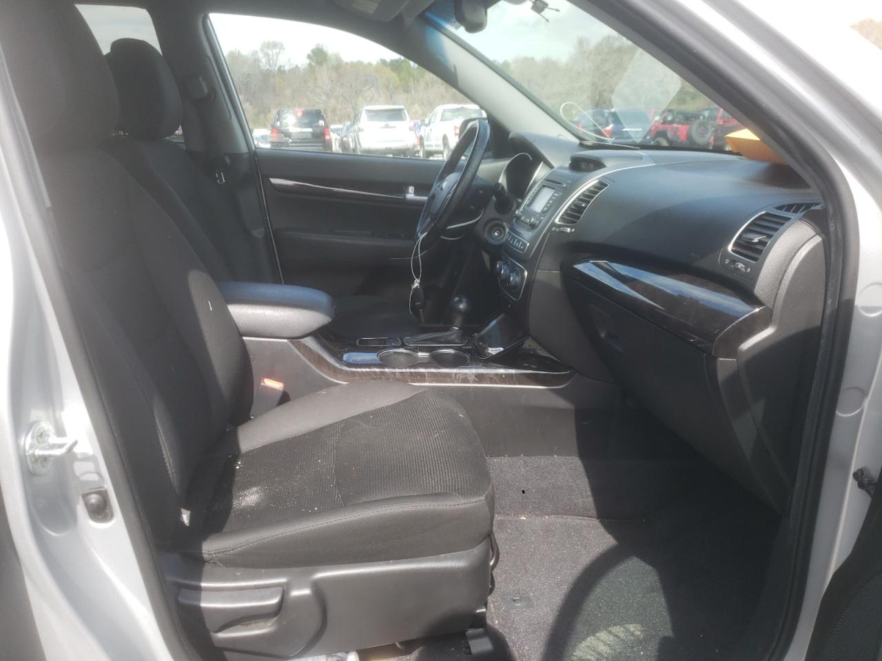 Photo 5 from auction – 2015 KIA SORENTO LX with VIN 5XYKT4A60FG634485