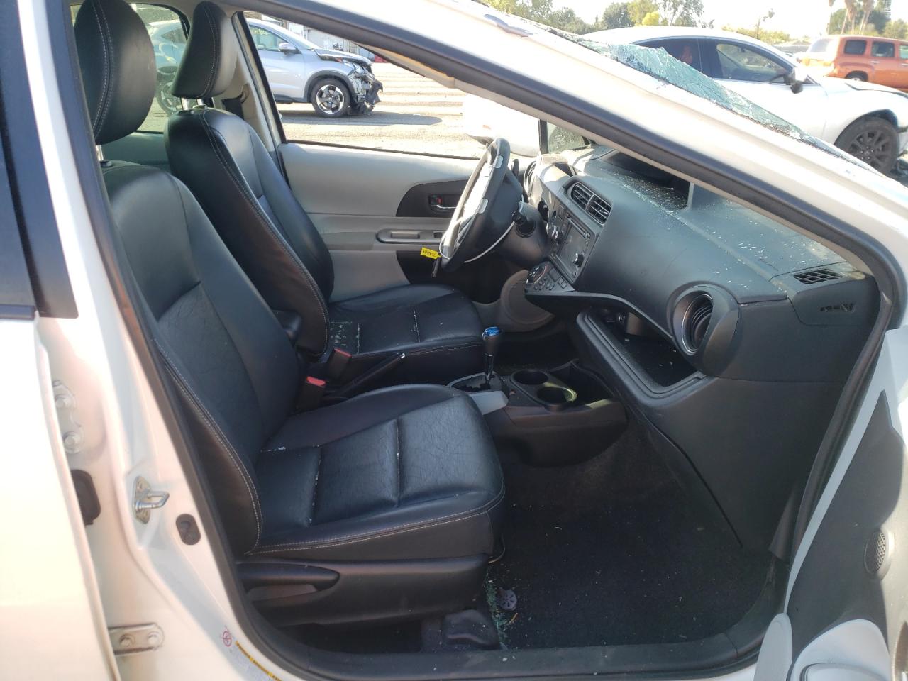 Photo 5 from auction – 2012 TOYOTA PRIUS C with VIN JTDKDTB35C1002301