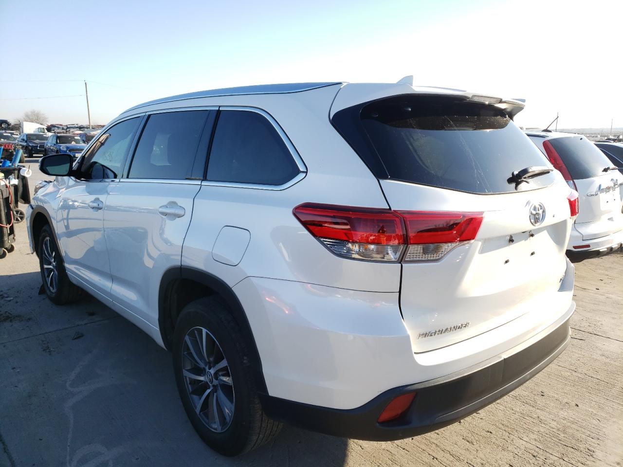 Photo 3 from auction – 2018 TOYOTA HIGHLANDER with VIN 5TDKZRFHXJS540468