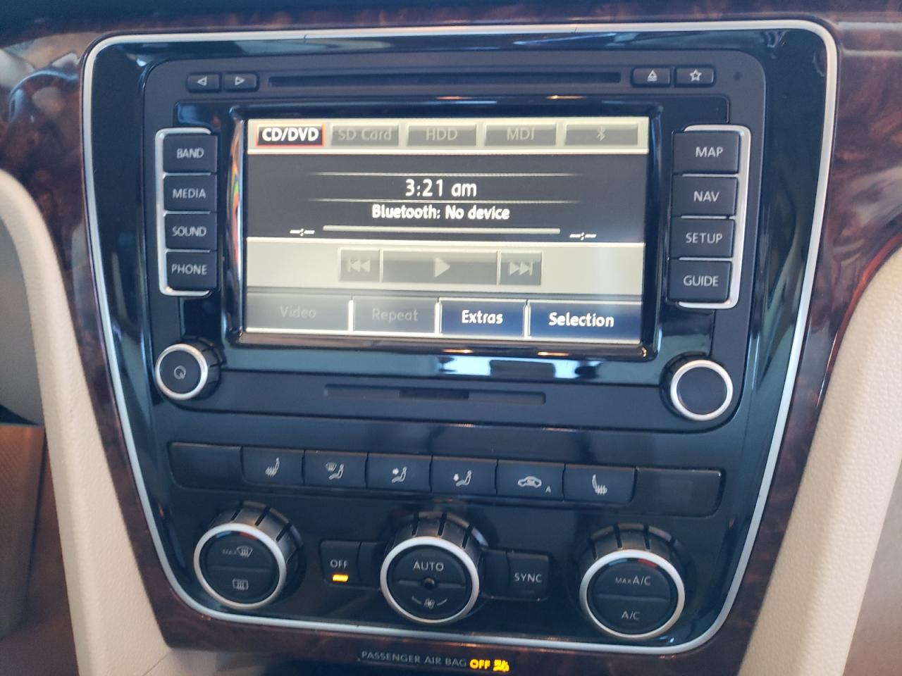 Photo 9 from auction – 2012 VOLKSWAGEN PASSAT SEL with VIN 1VWCH7A39CC044487