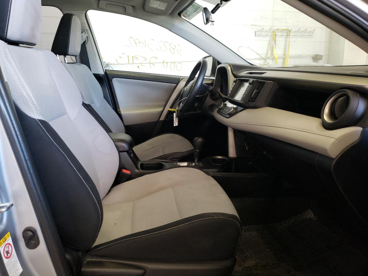 Photo 5 from auction – 2016 TOYOTA RAV4 XLE with VIN 2T3RFREVXGW484019