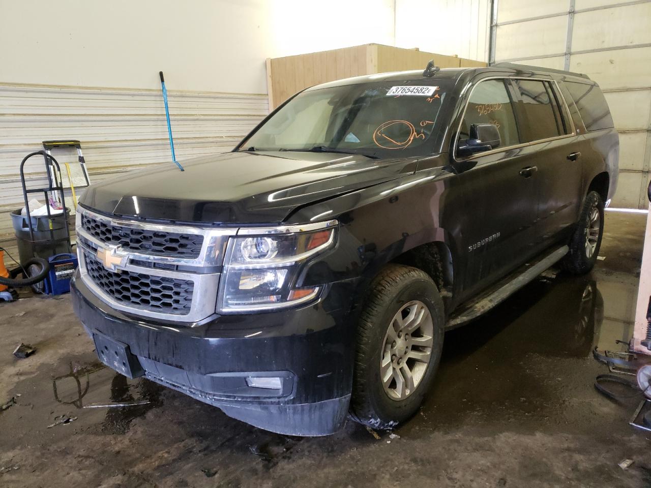 Photo 2 from auction – 2016 CHEVROLET SUBURBAN K with VIN 1GNSKHKC1GR367897