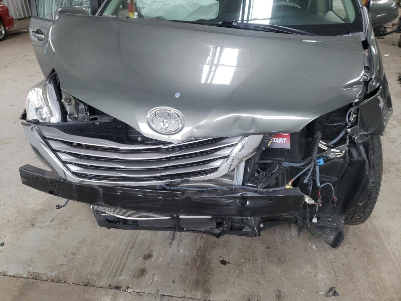 Photo 7 from auction – 2011 TOYOTA SIENNA XLE with VIN 5TDYK3DC9BS154807